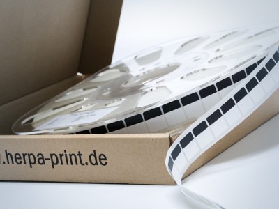 Nachhaltige Verpackung bei Druckprodukten. RFID Etiketten Versand. herpa print
