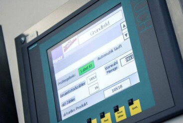 RFID Kontrolle auf Monitor unserer High-End Druckmaschinen