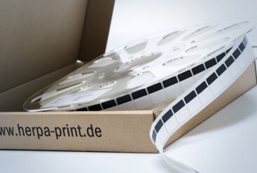 Nachhaltige Verpackung bei Druckprodukten. RFID Etiketten Versand. herpa print