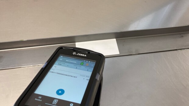 Gerät zur RFID Kennzeichnung für metallische Oberflächen